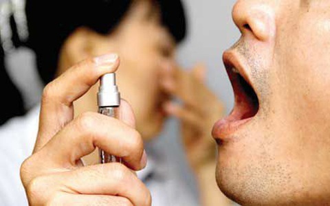 Trời lạnh, nếu dùng thuốc xịt họng để trị bệnh lý đường hô hấp bạn nhất định phải lưu ý những điều này