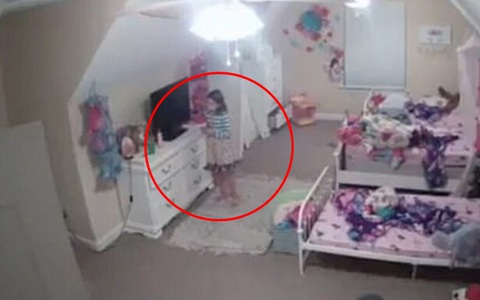 Mua camera đặt trong phòng con gái, mẹ hốt hoảng khi xem đoạn clip ghi lại cảnh tượng thiết bị này làm đứa trẻ la hét cầu cứu