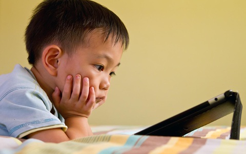 Dọa dẫm "Mẹ sẽ tịch thu nếu lần sau con còn nghịch điện thoại" thật vô ích, tốt hơn cha mẹ hãy áp dụng 4 phương pháp này