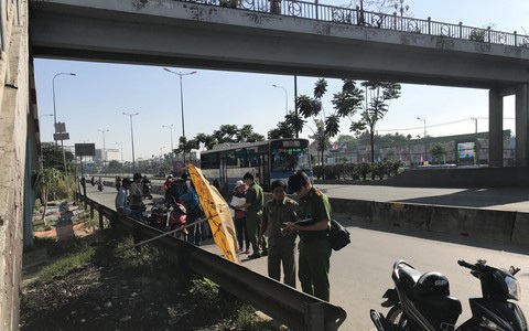 TP.HCM: Thương tâm nữ sinh 19 tuổi ói ra bún rồi bất ngờ tử vong khi đang đi tại cầu bộ hành Suối Tiên