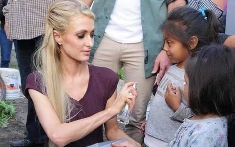 Đang yên đang lành, "cô đào lắm chiêu" Paris Hilton bỗng nhiên bị lôi lại quá khứ đáng xấu hổ vì đi làm từ thiện nhưng lại tặng trẻ em món đồ này