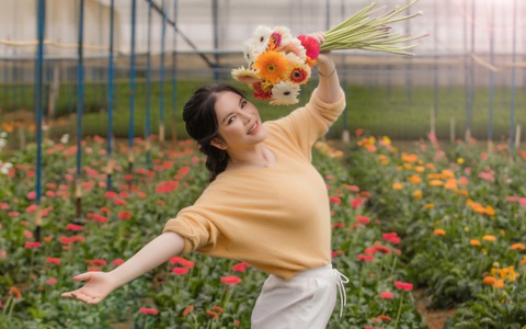 Rũ bỏ phong cách sang chảnh quen thuộc, Lý Nhã Kỳ khác lạ với hình ảnh giản dị, trẻ trung