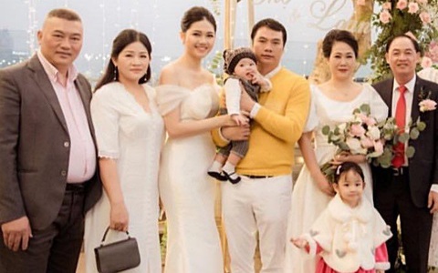 Á hậu Thanh Tú lần đầu công khai chân dung gương mặt của quý tử đầu lòng
