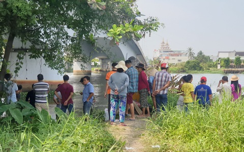 Người thân nghẹn ngào bên thi thể nữ sinh nhảy sông Sài Gòn cách đây 2 ngày