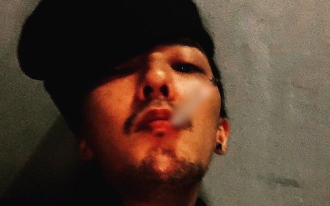 Vừa xuất ngũ chưa lâu, G-Dragon đã gây bàng hoàng với gương mặt râu ria, phì phèo thuốc lá