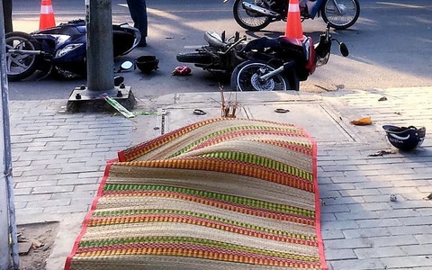 Bình Dương: Mẹ già khóc ngất khi con trai văng lên lề đường tử vong sau tai nạn