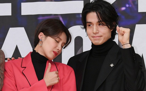 Gần 20 năm hoạt động trong làng giải trí, đây là lần đầu tiên "Thần chết" Lee Dong Wook công khai thể hiện hành động thân mật với một sao nữ