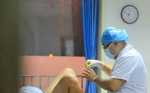 Thấy y tá nam dọn dẹp vùng kín cho vợ trước khi sinh, người chồng đòi tự làm và đã bị mắng 1 trận té tát