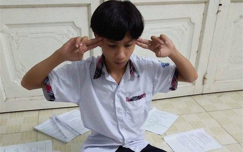 Bước vào mùa thi, học sinh có cách ôn luyện ai nhìn thấy cũng phải quỳ: Đắp mặt nạ Văn, vận công để ghi nhớ kiến thức