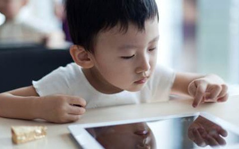 Trẻ nhỏ nghiện smartphone sẽ phải đối mặt với nguy cơ mắc ung thư não cao gấp 5 lần và hàng loạt căn bệnh nguy hiểm khác