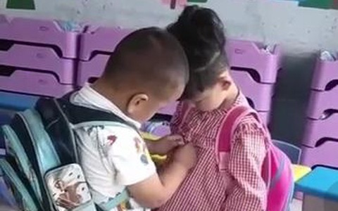 Chứng kiến cảnh cậu bé lớp mầm non giúp bạn gái cài cúc áo, giáo viên lập tức gửi tin nhắn cho người mẹ và nói 1 điều