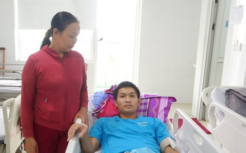 Nam thanh niên đang chơi bóng đá đột ngột rơi vào tình trạng ngừng tuần hoàn ngoại viện được cứu sống