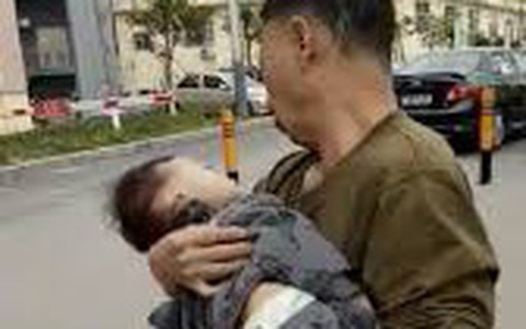 Cậu bé 2 tuổi tử vong vì cha thực hiện một động tác sai lầm khi bé lên cơn sốt cao