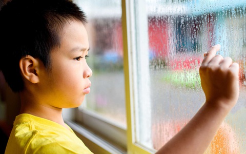 Nếu cứ bắt con phải thực hiện 3 phép lịch sự này thì không khác nào bố mẹ đang dồn con vào tình trạng tổn thương tâm lý