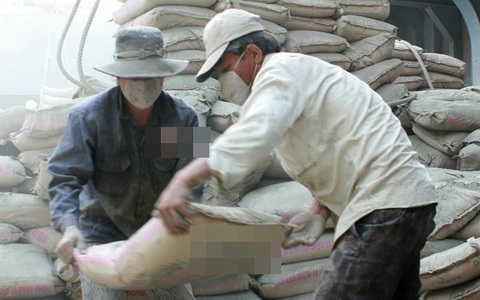 Cô gái bị mắng té tát vì tuyển người vác 230 bao xi măng lên tầng 34 với thù lao... 200.000 đồng
