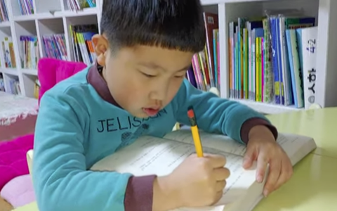 Mới 6 tuổi, cậu bé này đã sở hữu kênh Youtube riêng với lượt view khủng, nội dung mỗi clip khiến cả thế giới kinh ngạc