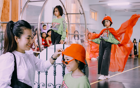 Theo chân Khánh An – model nhí 8 tuổi với màn catwalk thần sầu gây bão MXH đi học lớp người mẫu: Trẻ con bây giờ chỉ cần có đam mê thì bố mẹ luôn sẵn sàng đầu tư