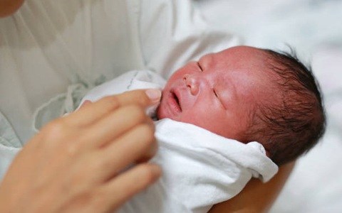 Lại có trường hợp bé gái 4 tháng tuổi tử vong sau khi chữa ho sai cách: Đâu là cách xử lý đúng nhất khi trẻ sơ sinh bị ho? 