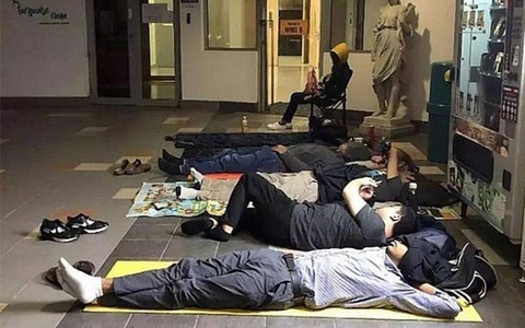 Cha mẹ Singapore xếp hàng qua đêm để đăng ký học cho con