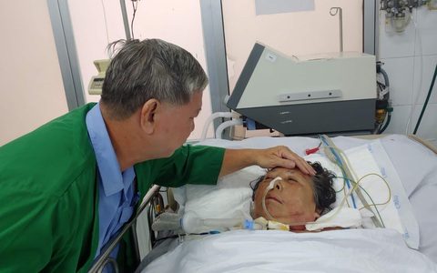 Nghẹn ngào cảnh chồng chăm vợ lớn hơn 11 tuổi thoi thóp trên giường bệnh: "Không có cô, chú sống sao nổi..."