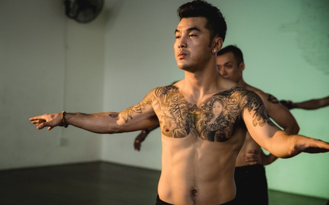 Tự tin khoe vũ đạo nhưng body 6 múi "cực phẩm" của Ưng Hoàng Phúc mới là điều khiến khán giả trầm trồ