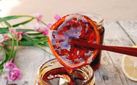 Cứ vào mùa lạnh nhà tôi luôn có một hũ chanh đường phèn để trị ho cho cả nhà
