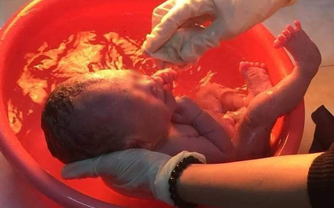 Nóng: Xôn xao hình ảnh bé sơ sinh còn nguyên dây rốn được phát hiện trong thùng rác giữa thời tiết giá lạnh tại Hà Nội