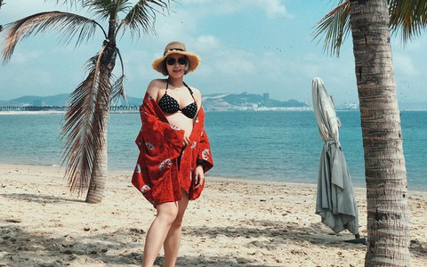 Bụng bầu vượt mặt, cựu hot girl Mi Vân vẫn xinh đẹp nức lòng diện bikini khi đi tắm biển
