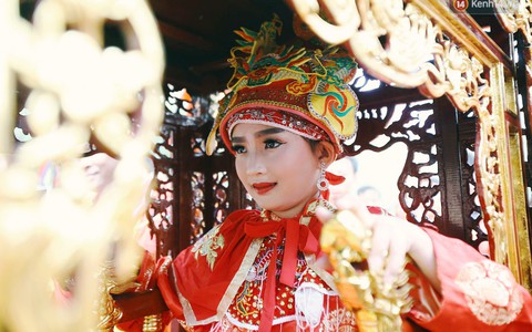 Hà Nội: “Tướng bà” 12 tuổi được ngồi trên kiệu, bảo vệ nghiêm ngặt tránh bị bắt cóc ở hội Gióng