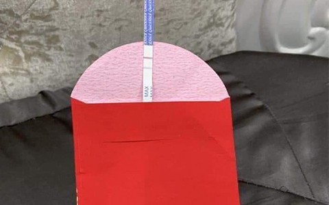 Quen nhau tối 30 Tết, mùng 6 bạn gái lì xì que thử 2 vạch, chàng trai lên mạng khoe và cái kết bất ngờ