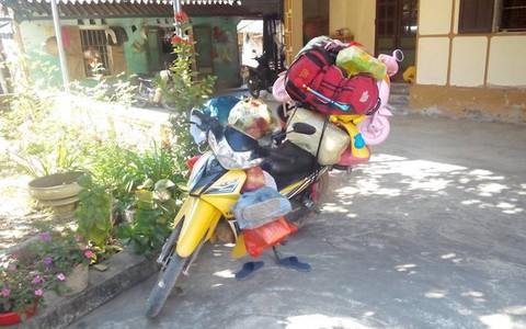 Những chuyến xe thồ rau củ lợn gà, chở "cả nhà quê" bố mẹ gói ghém cho con mang lên thành phố gây xúc động