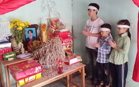 Mẹ bỏ đi biệt tích, hai đứa trẻ ngã quỵ trước linh cữu người cha vừa qua đời vì tai nạn giao thông