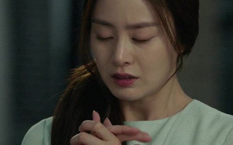 Mặc vợ ốm thập tử nhất sinh, chồng chạy vội đến đưa vợ cũ đi đẻ và cái kết đắng chát