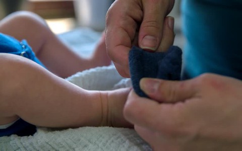 Sờ thấy chân con lúc nào cũng lạnh ngắt cha mẹ có nên quá lo lắng không? Và đây chính là lời khuyên đầy bất ngờ của bác sĩ nhi khoa