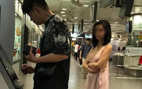 Đi rút tiền không mặc nội y, chỉ choàng lên chiếc váy mỏng hững hờ, gái xinh khiến cộng đồng mạng truy tìm danh tính