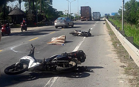 Quảng Nam: Nữ du khách nước ngoài tử vong thương tâm sau va chạm với xe đầu kéo