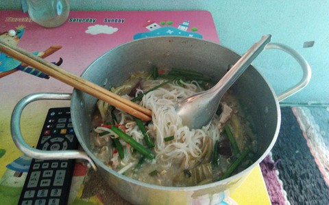 Nấu bữa khuya "như cám lợn" bị chị em chê tơi bời, vợ trẻ chỉ cười đáp thế này