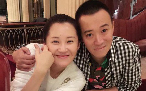 "Thánh cô quyến rũ nhất Cbiz" Hứa Tình lộ ảnh hẹn hò ở tuổi 50 sau nhiều trắc trở tình duyên?