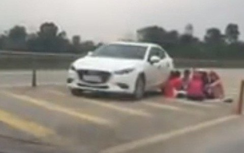 Thêm 1 gia đình dừng ô tô, trải thảm ăn uống giữa đường cao tốc khiến dư luận bức xúc