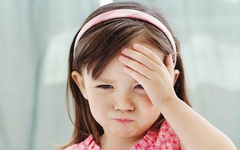 Thấy con thường xuyên có những biểu hiện bất thường này, cha mẹ hết sức cảnh giác, bởi đó chính là dấu hiệu của bệnh u não