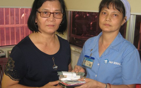 Người phụ nữ đưa người thân đi viện được nhân viên lao công trả lại túi chứa 102 triệu đồng