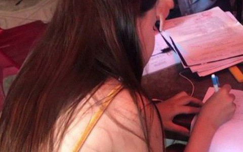Bắt quả tang nữ tiếp viên kích dục cho khách ở chòi lá trong quán cà phê