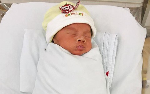 Bé trai bị mẹ bỏ rơi 1 tháng trong bệnh viện Thủ Đức ngày cận Tết đã được bà ngoại nhận về