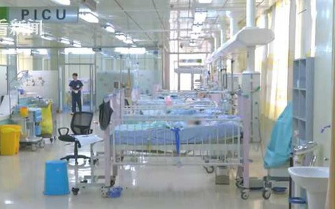 Bé trai 2 tuổi mặt tím tái, liệt chân tay, ngừng thở do hóc món ăn vặt được nhiều bà mẹ vô cùng ưa thích