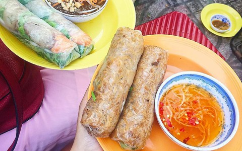 Tiệm gỏi cuốn nổi tiếng nhất nhì Sài Gòn, cứ chiều đến thực khách lại xếp hàng... ngoài cửa sổ chờ mua