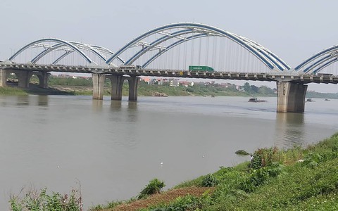 Hà Nội: Cảnh sát đang truy tìm manh mối vụ án sau lời khai chồng sát hại vợ ném xác xuống sông Hồng