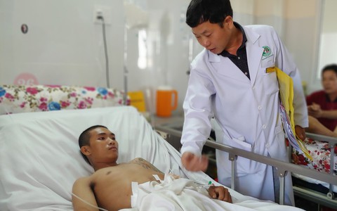 Tai nạn kinh hoàng: Chàng trai 25 tuổi bị xe lam chở rác ép dính vào tường, thủng bụng nguy kịch