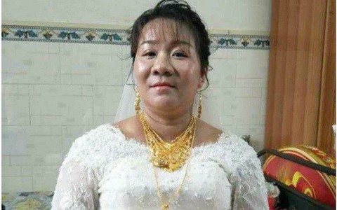 Cô dâu lớn tuổi gây sốt mạng vì đeo vàng trĩu cổ, nhìn sang nhan sắc chú rể ai cũng phải giật mình