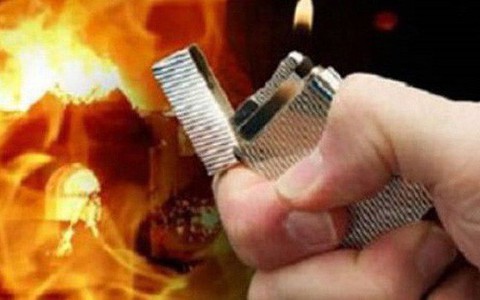 Bị chồng đánh đập, vợ tưới xăng đốt chết người