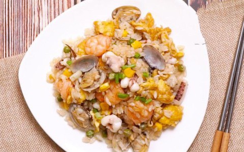 Cần gì phải ra ngoài ăn cơm chiên hải sản, tự làm ở nhà còn ngon hơn nhiều